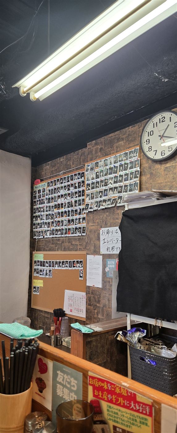 完食チャレンジの記念写真が並ぶ店内