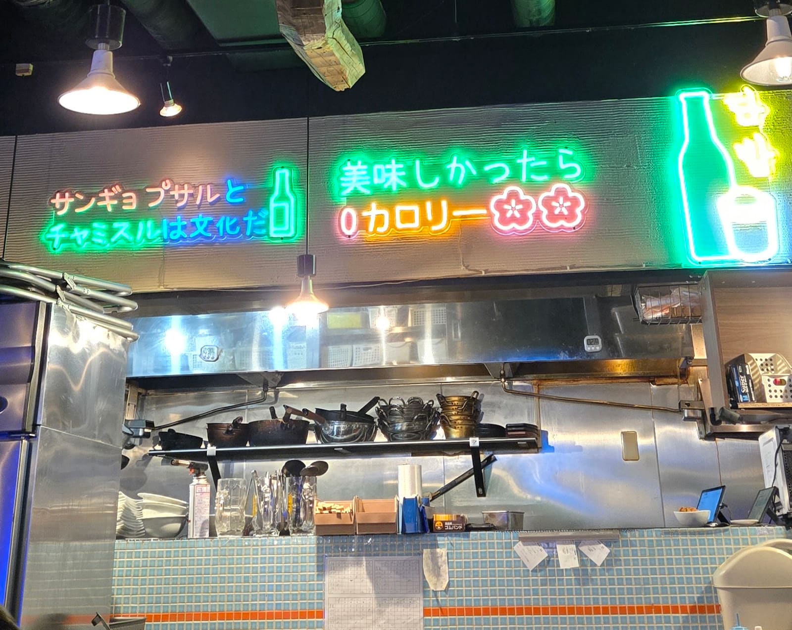店内のネオンサイン