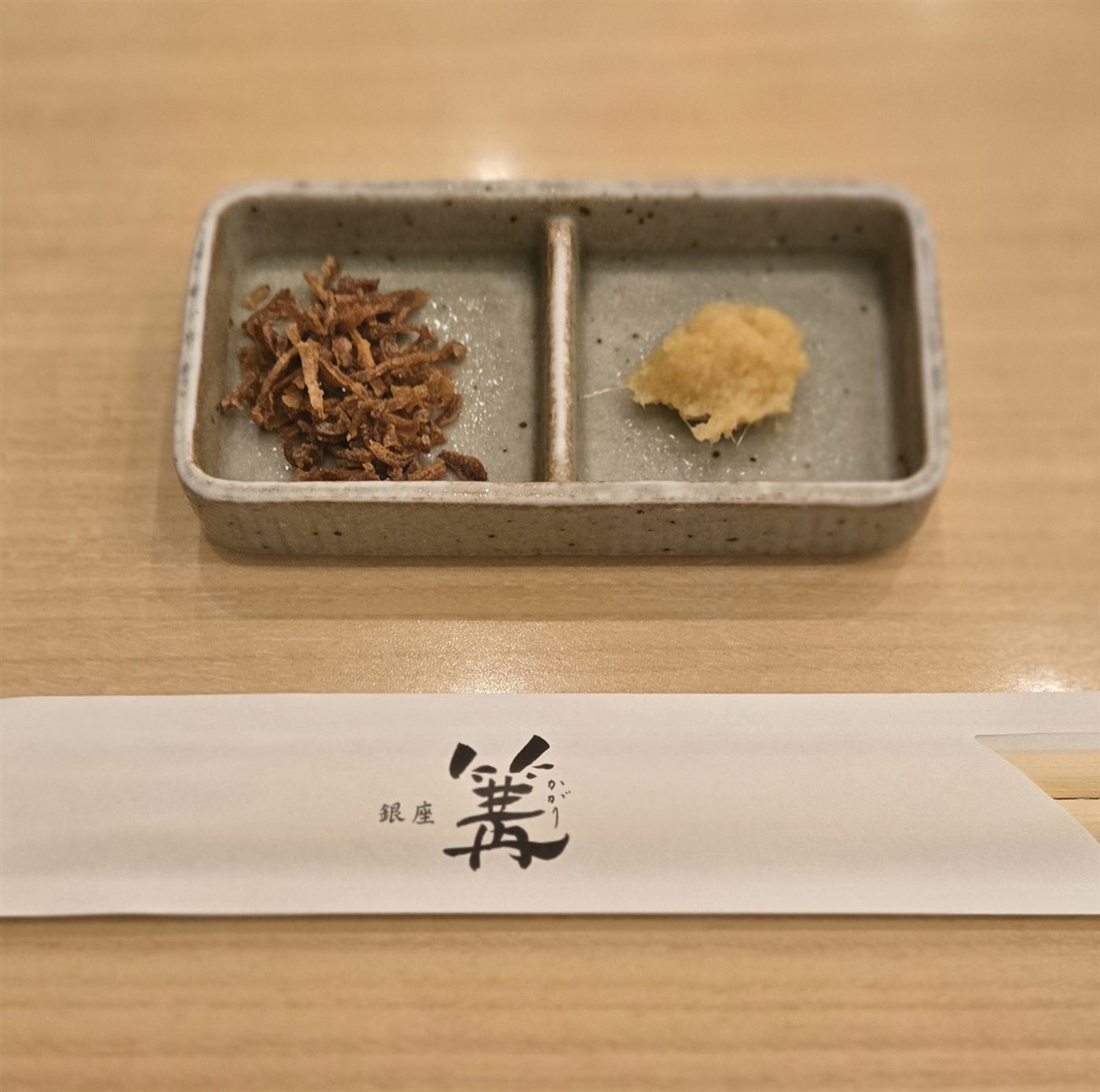 席に最初に出される揚げ玉ねぎと生姜の小鉢