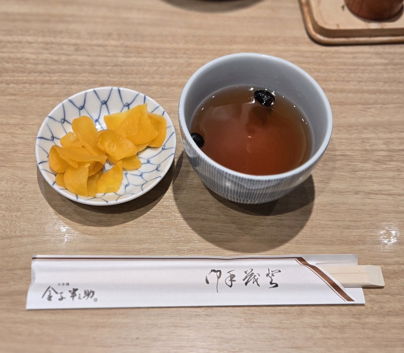 お茶・小鉢・箸のセッティング
