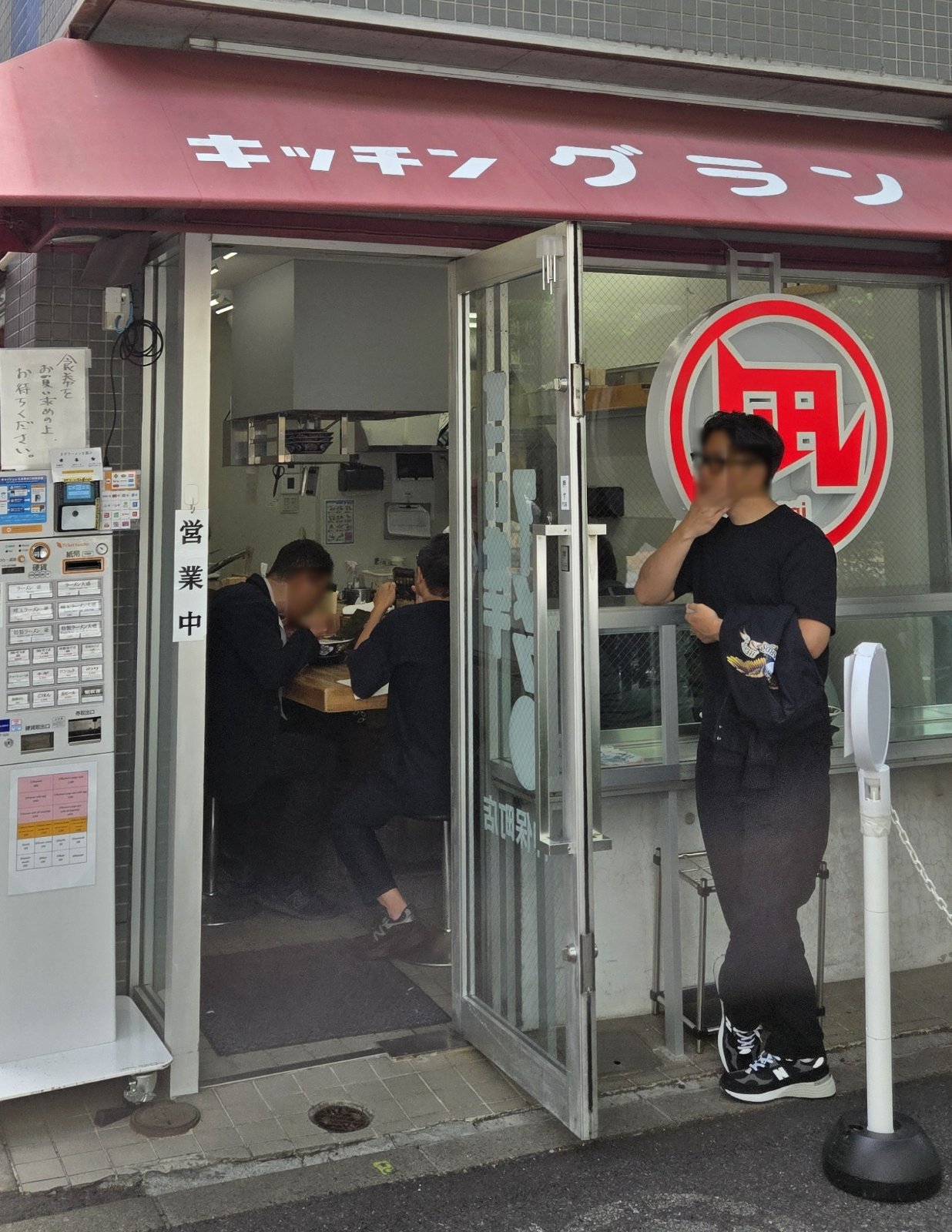 ガラス張りで店内の様子が外から見える外観