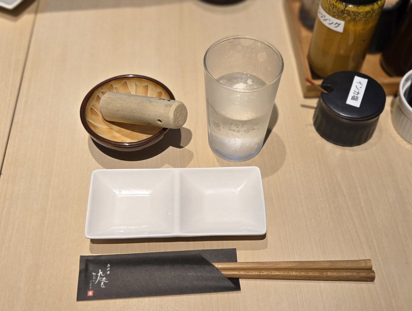お冷・おしぼり・箸・薬味のセッティング